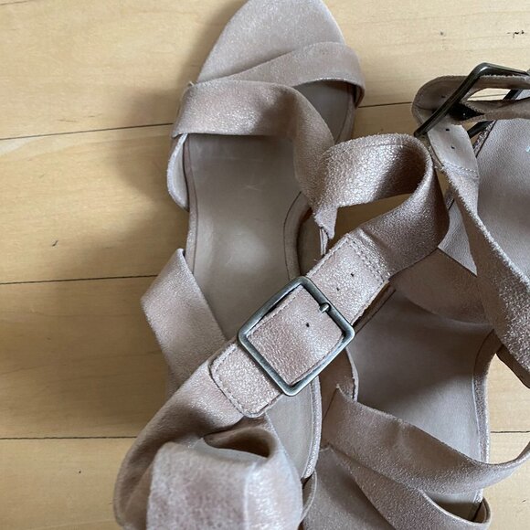 EILEEN Fisher "Patsy" Light Gold Block Heel Sandal - Picture 7 of 9